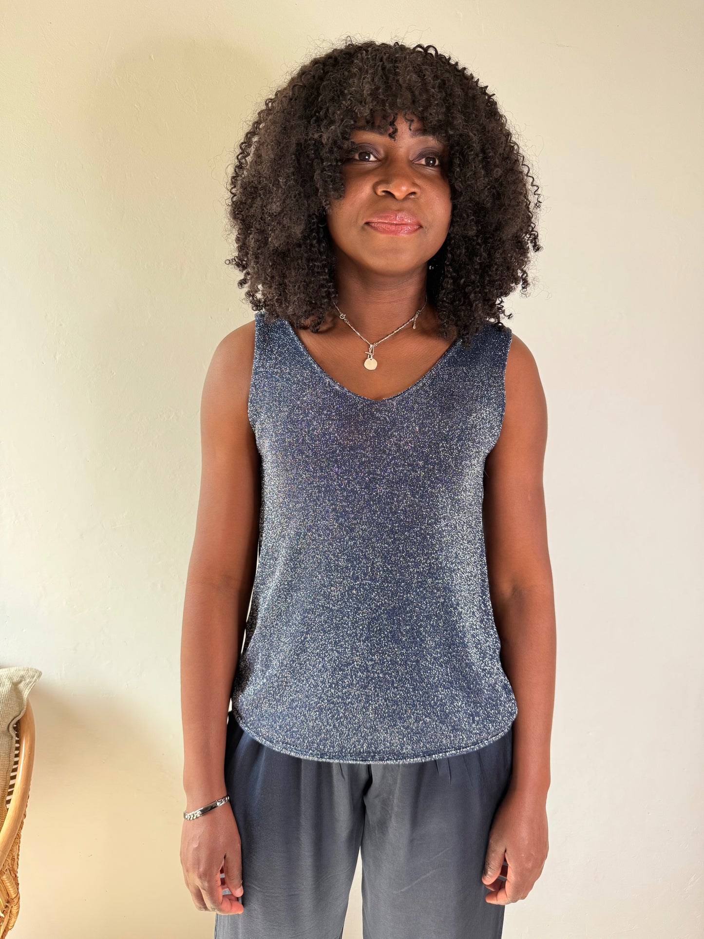 Top sans manches pailleté bleu marine – Brillance et élégance au quotidien