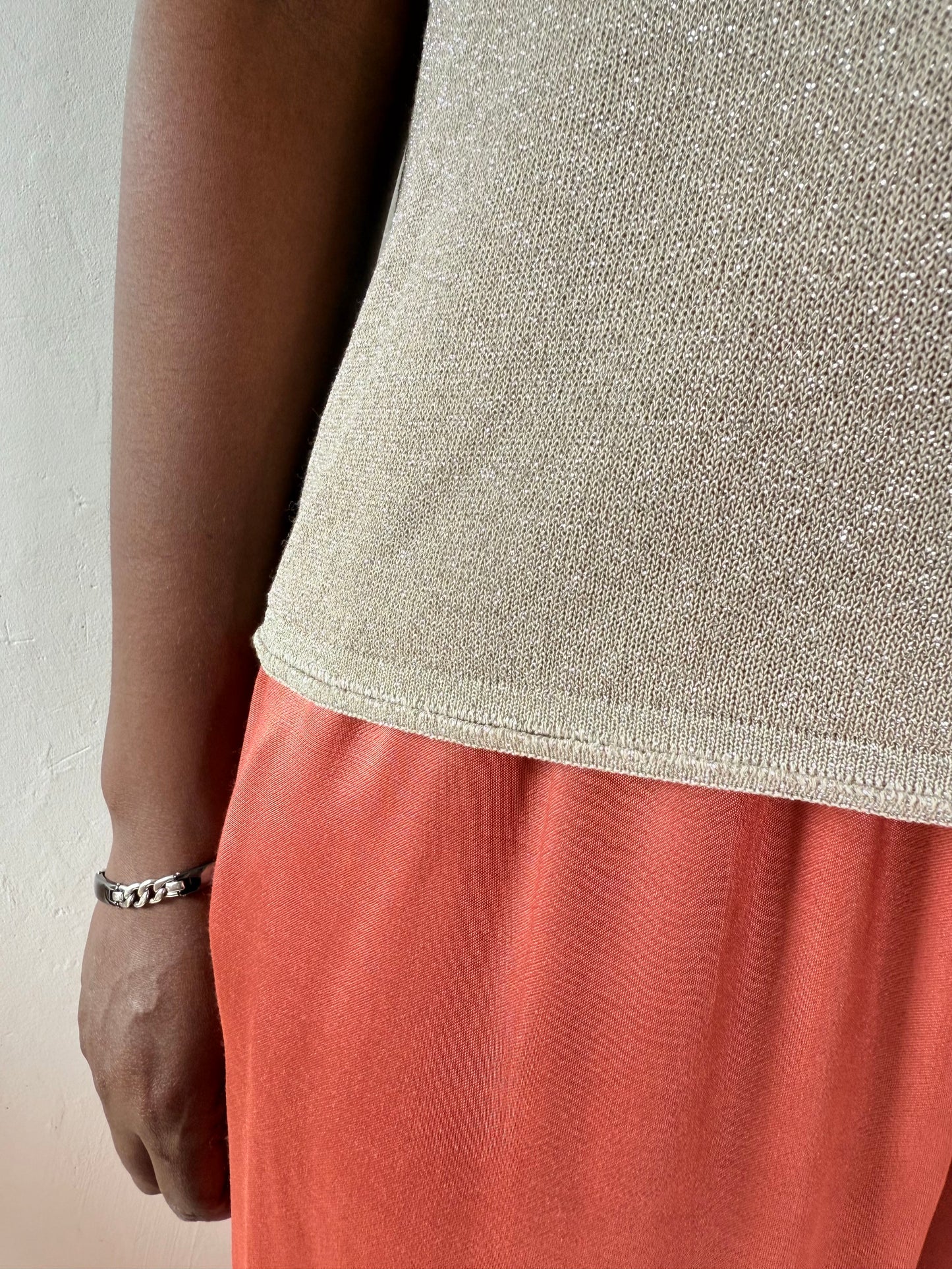 Top sans manches pailleté beige – Brillance et élégance au quotidien
