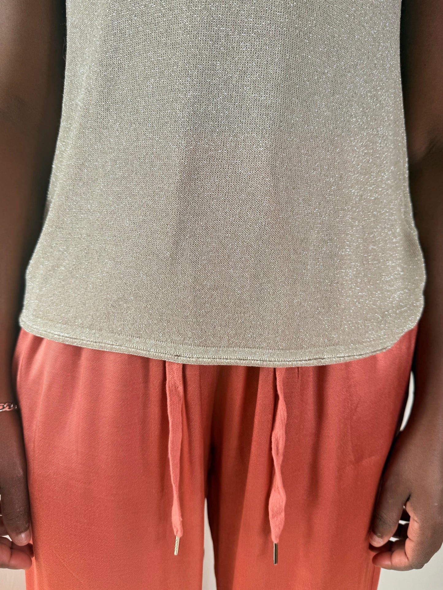 Top sans manches pailleté beige – Brillance et élégance au quotidien