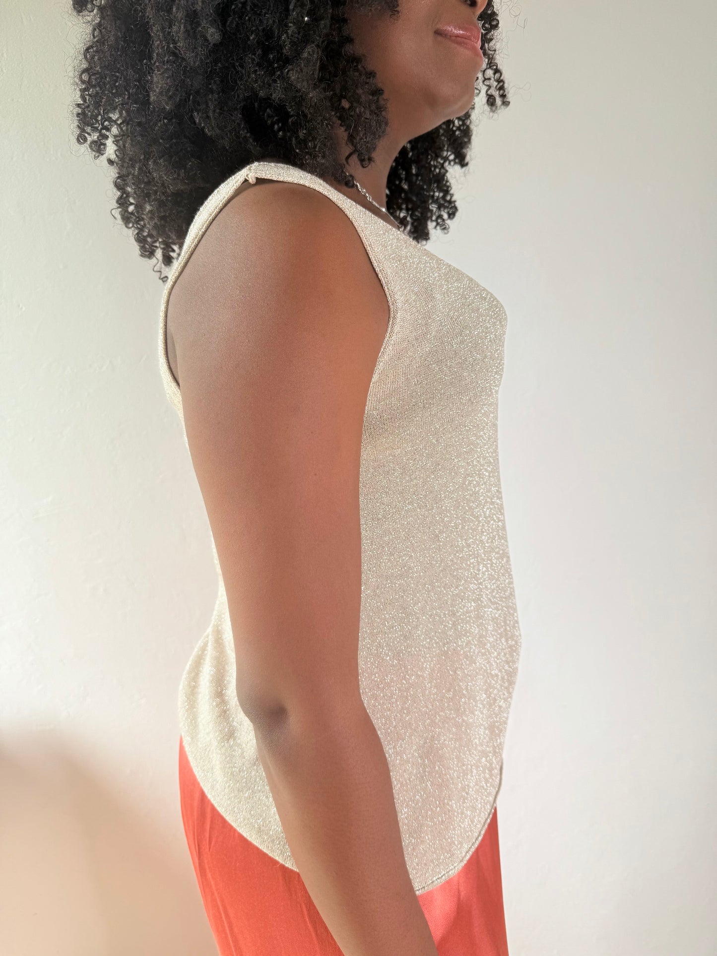 Top sans manches pailleté beige – Brillance et élégance au quotidien