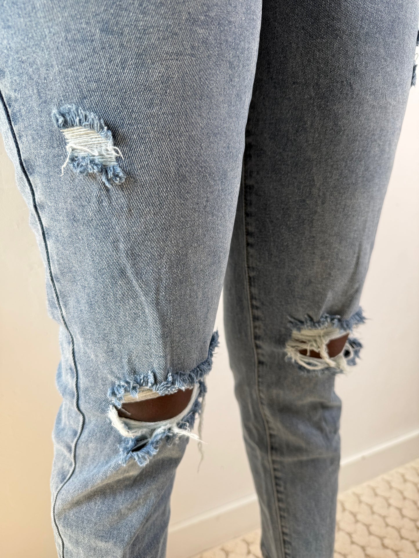 Jean destroy femme – coupe mom fit taille haute
