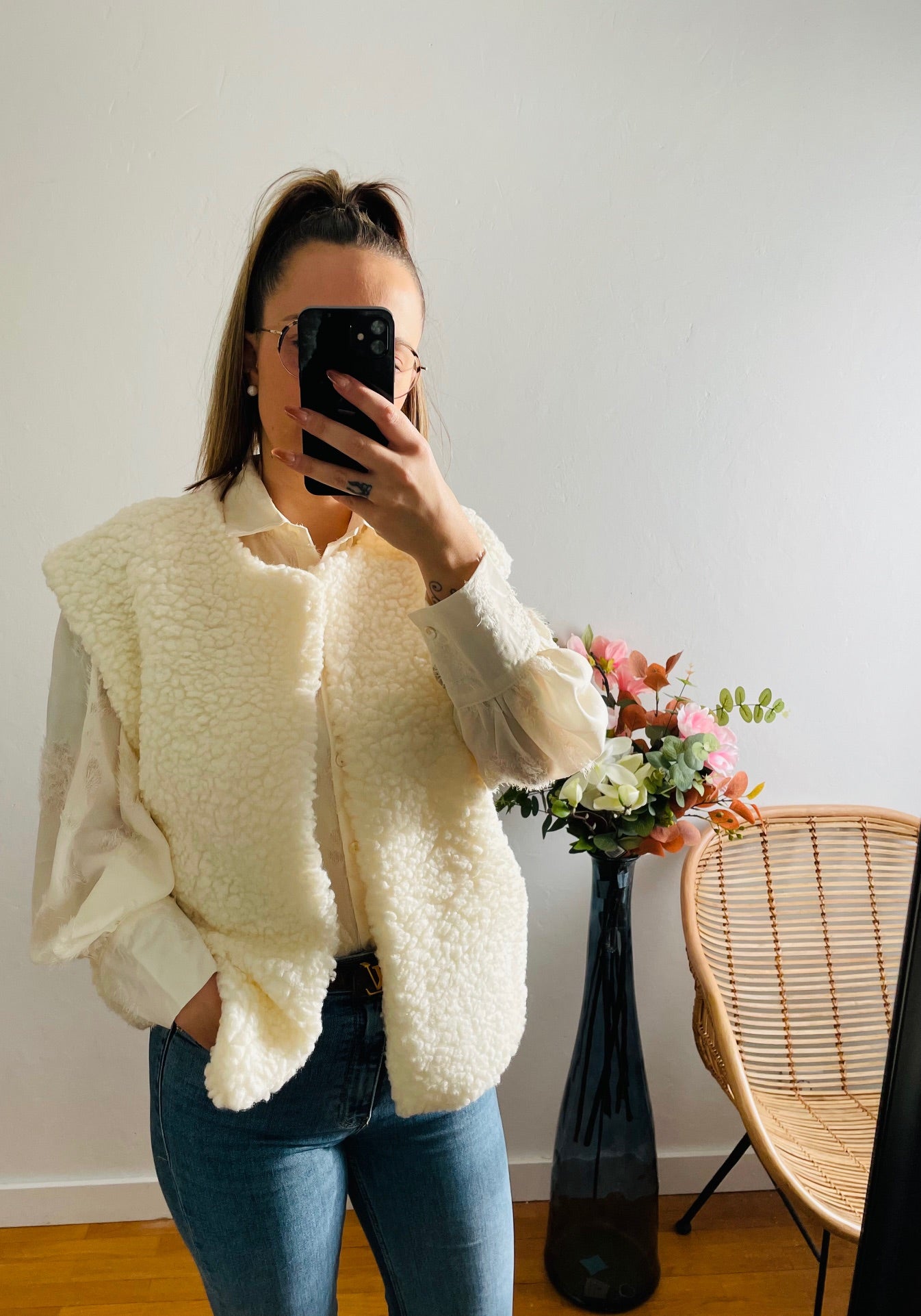 Veste sans manches moumoute blanche – Douceur et style assurés