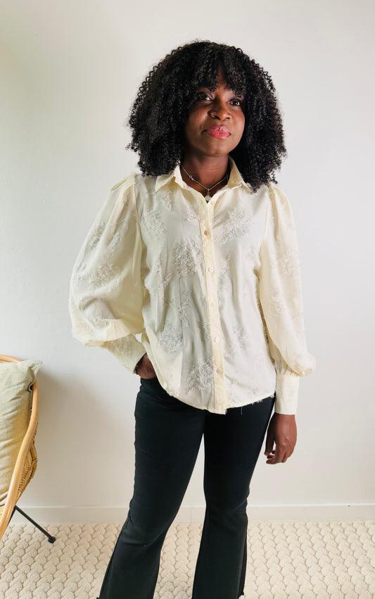 Chemise texturée a frange crème – Élégance en douceur