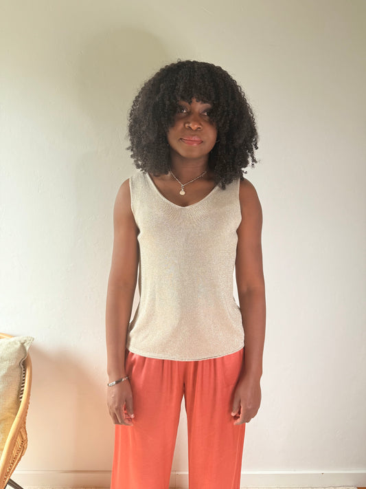 Top sans manches pailleté beige – Brillance et élégance au quotidien